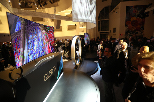 삼성 QLED TV·LG 슈퍼 UHD TV 공개세계최대 가전 전시회인 '소비자가전쇼(CES) 2017' 개막을 앞둔 3일 오후(현지시간) 미국 라스베이거스 킵 메모리 얼라이브 센터에서 메탈소재와 새로운 퀀텀닷 기술로 화질을 개선한 차세대 디스플레이 삼성 QLED TV가 언론에 공개되고 있다. 연합뉴스